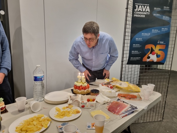 A member of the Bordeaux JUG examines the 25-year anniversary cake