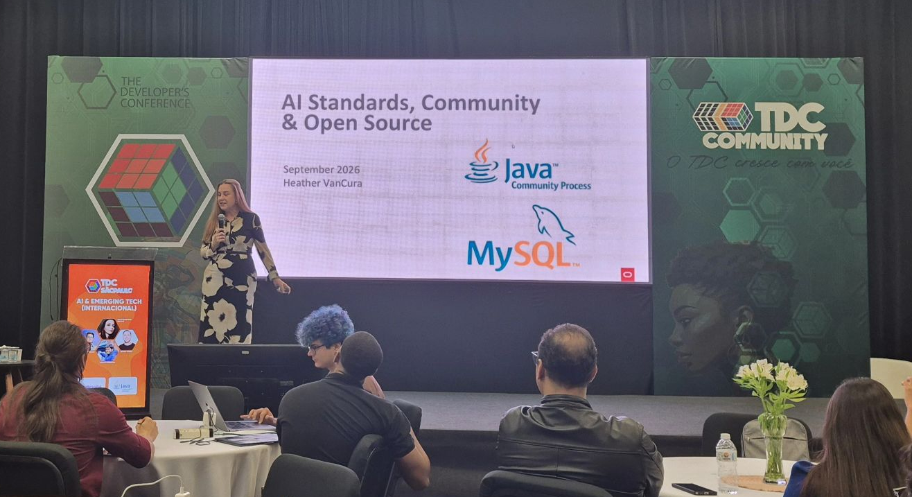 Heather VanCura presenting at TDC S&atilde;o Paulo, with Java and MySQL logos on the screen